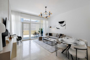 Enjoy Modern Living, Chic Apartment in Bay Square